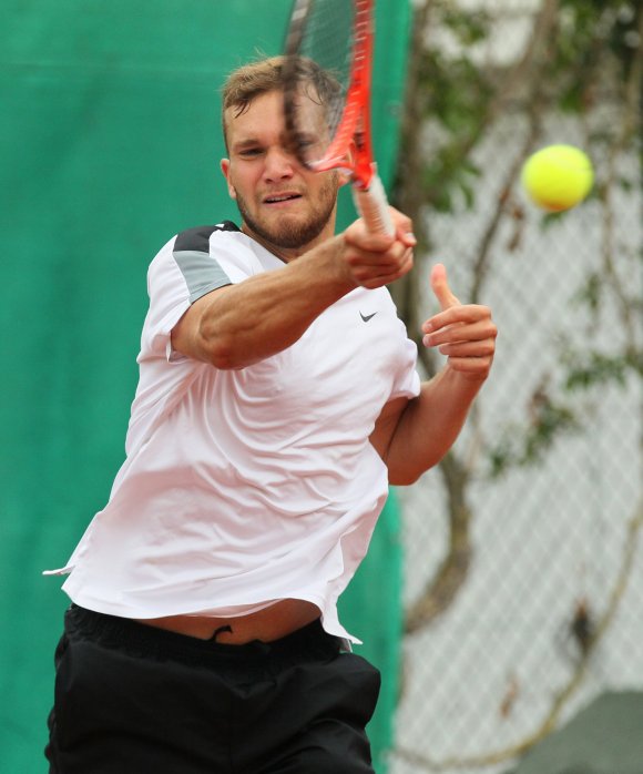 Als er in seinem Einzel die Vorentscheidung auf dem Schläger hatte, wurde Joel Rizzi etwas nervös. Im Match-Tiebreak aber machte der Mainzer Kapitän den vierten Punkt für sein Team klar.