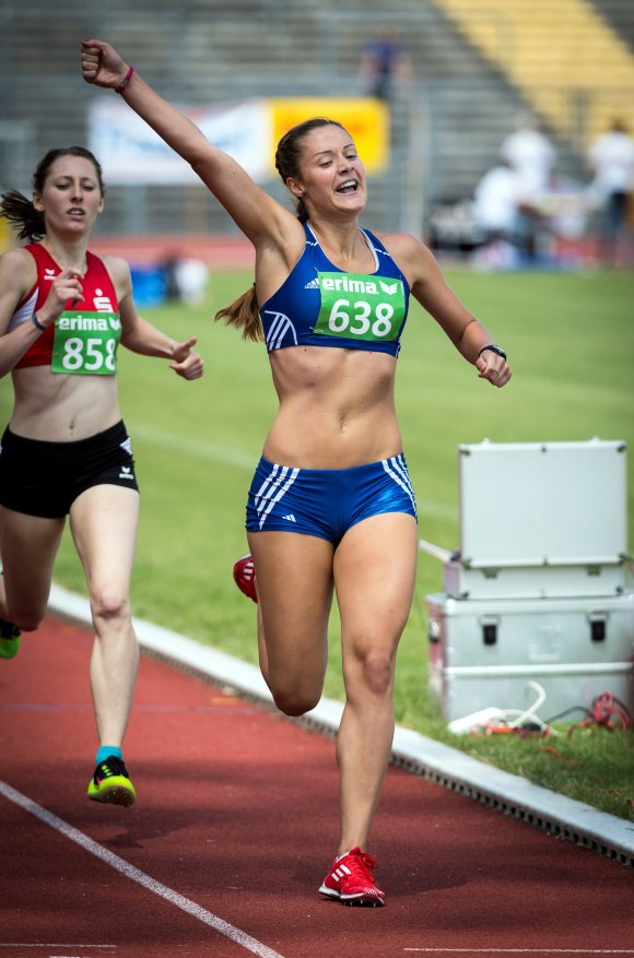 Wie bestellt: Bianca Prokopowicz gewann die 800 Meter der U23 und jubelte fotogen.