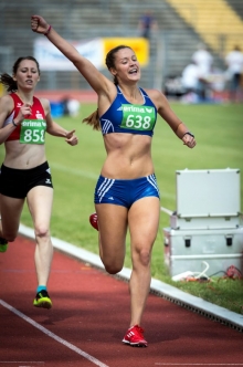 Wie bestellt: Bianca Prokopowicz gewann die 800 Meter der U23 und jubelte fotogen.