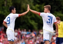 Boten den Zuschauern reichlich Tore: der siebenmal erfolgreiche Florian Niederlechner (r.) und Neuzugang Yoshi Muto...