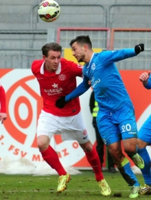 Stürmt zunächst für den FSV Frankfurt: 05-Neuzugang Besar Halimi (r.).