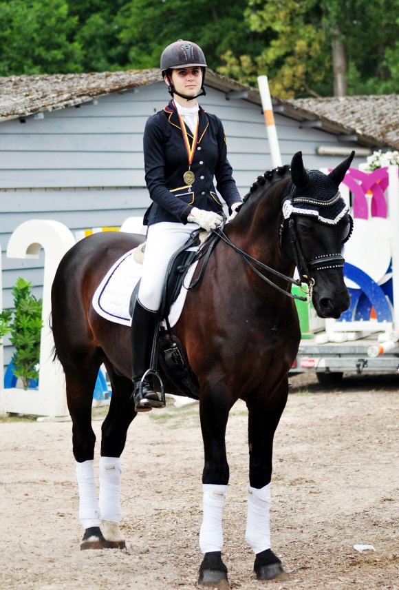 Auf Premier Revanche behauptete sich Gina-Patricia Lenhartz (RFV Laubenheimer Hof) bei den Landesmeisterschaften in der mit vielen Kaderreitern bestückten Konkurrenz in Billigheim und gewann überraschend Bronze.