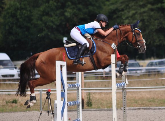 Franziska Gorenflo gewann mit ihrer Fuchsstute Valencia H das Stechen des L-Springens.