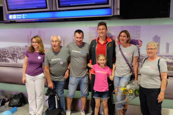 Das Familienfoto symbolisiert Niklas Kauls Leistungen bei der U18-WM: überragend.