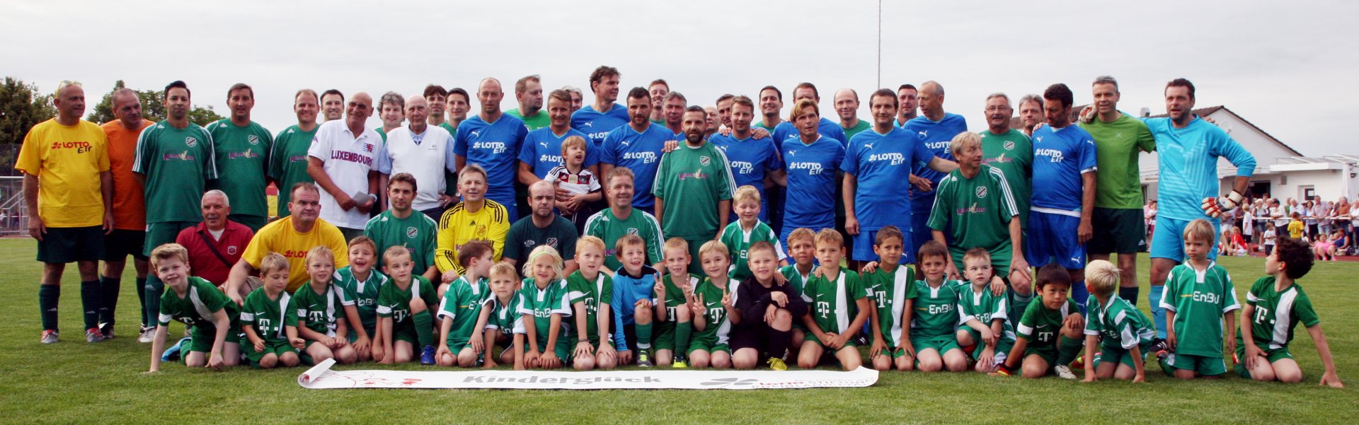 Die Lotto-Elf in Blau, die AH und die Einlaufkinder des TSV Zornheim in Grün und die Helfer in Gelb: Das Gruppenfoto der am Benefizspiel beteiligten Sportler.