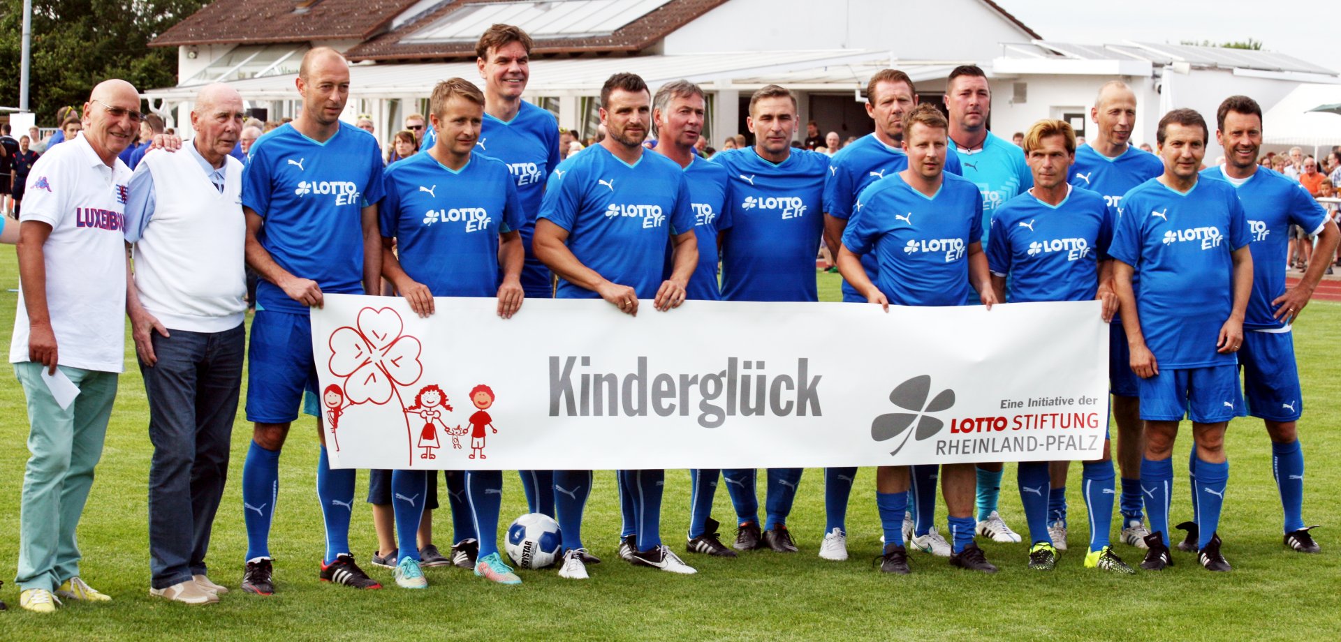 Die „Lotto-Elf“ des Abend versammelte sich (nicht ganz vollständig) vor dem Spiel hinter einem Aktionsplakat der Lotto-Stiftung.