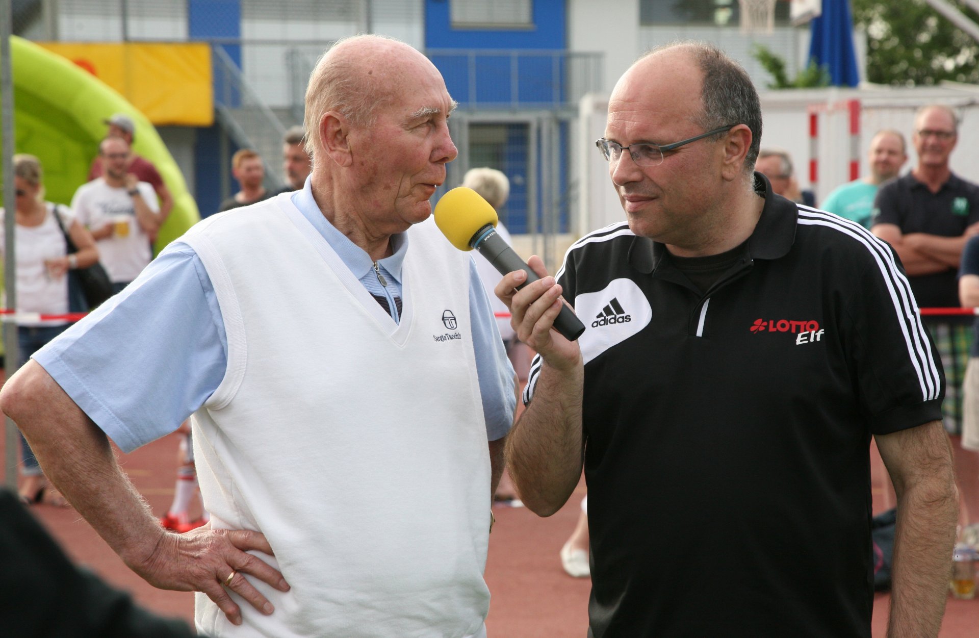 Horst Eckel ist mit Wolfgang Overath am längsten dabei in der „Lotto-Elf“. Der 83-jährige Weltmeister von 1954 spielt erst seit wenigen Jahren nicht mehr aktiv mit, sondern beschränkt sich auf das Coaching des Teams.