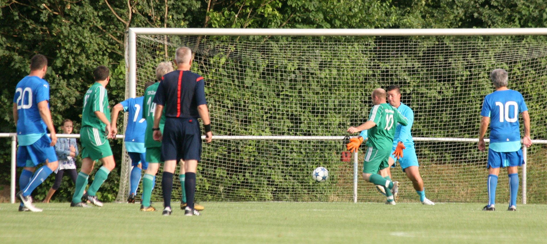 Und da war's auf einmal auf der anderen Seite passiert: Dimo Wache hat einen Ball freundlicherweise etwas unklar geklärt und den Zornheimern in die Füße gespielt, Roman Hilterhaus vollendet zum 1:7.