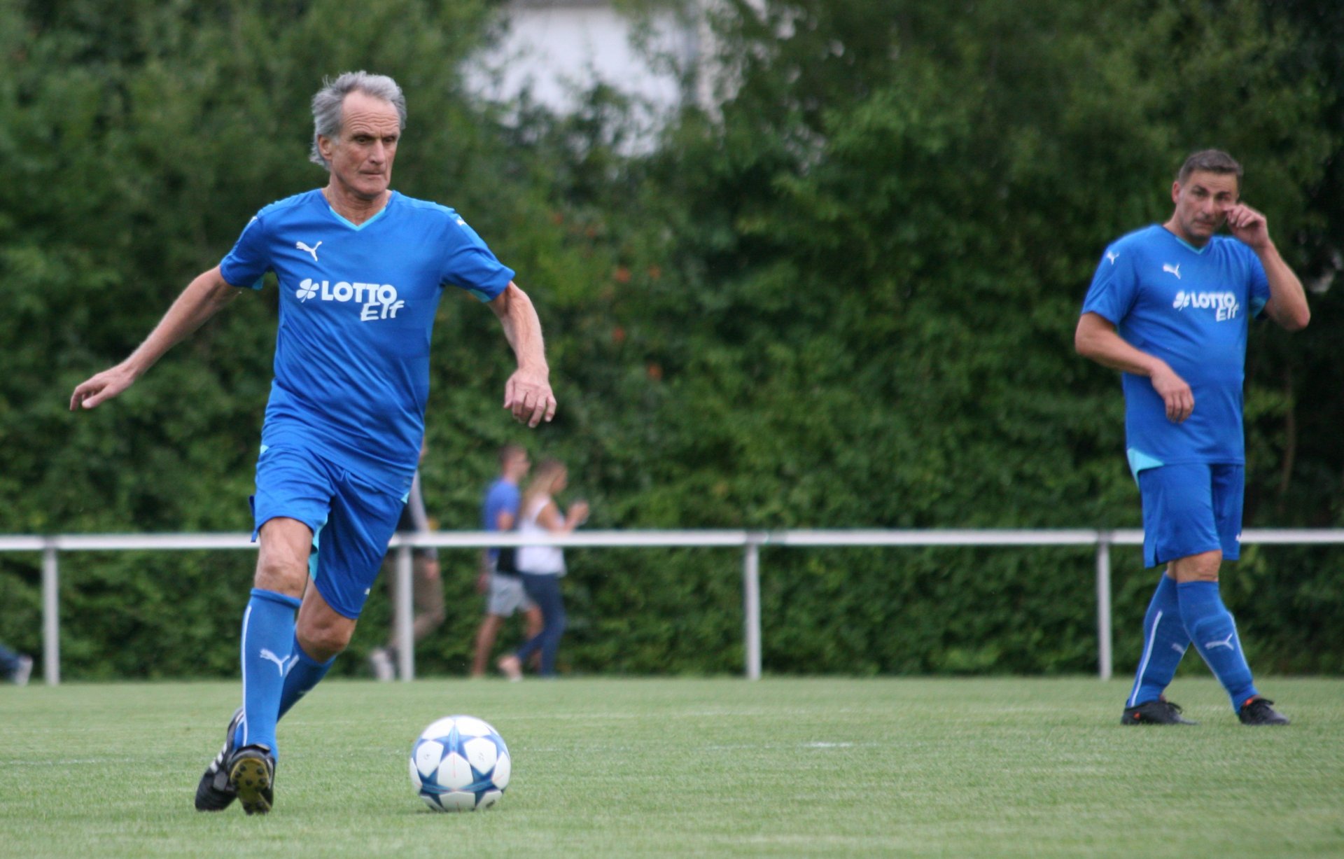 Chefspielmacher wie zu seinen besten Zeiten: Der 74er-Weltmeister Wolfgang Overath war beim Benefizspiel der „Lotto-Elf“ allerdings nicht allzu lange auf dem Platz. FCK-Vorstandschef Stefan Kuntz (r.) kümmerte sich anders als zu Profizeiten um die Absicherung des eigenen Kastens.