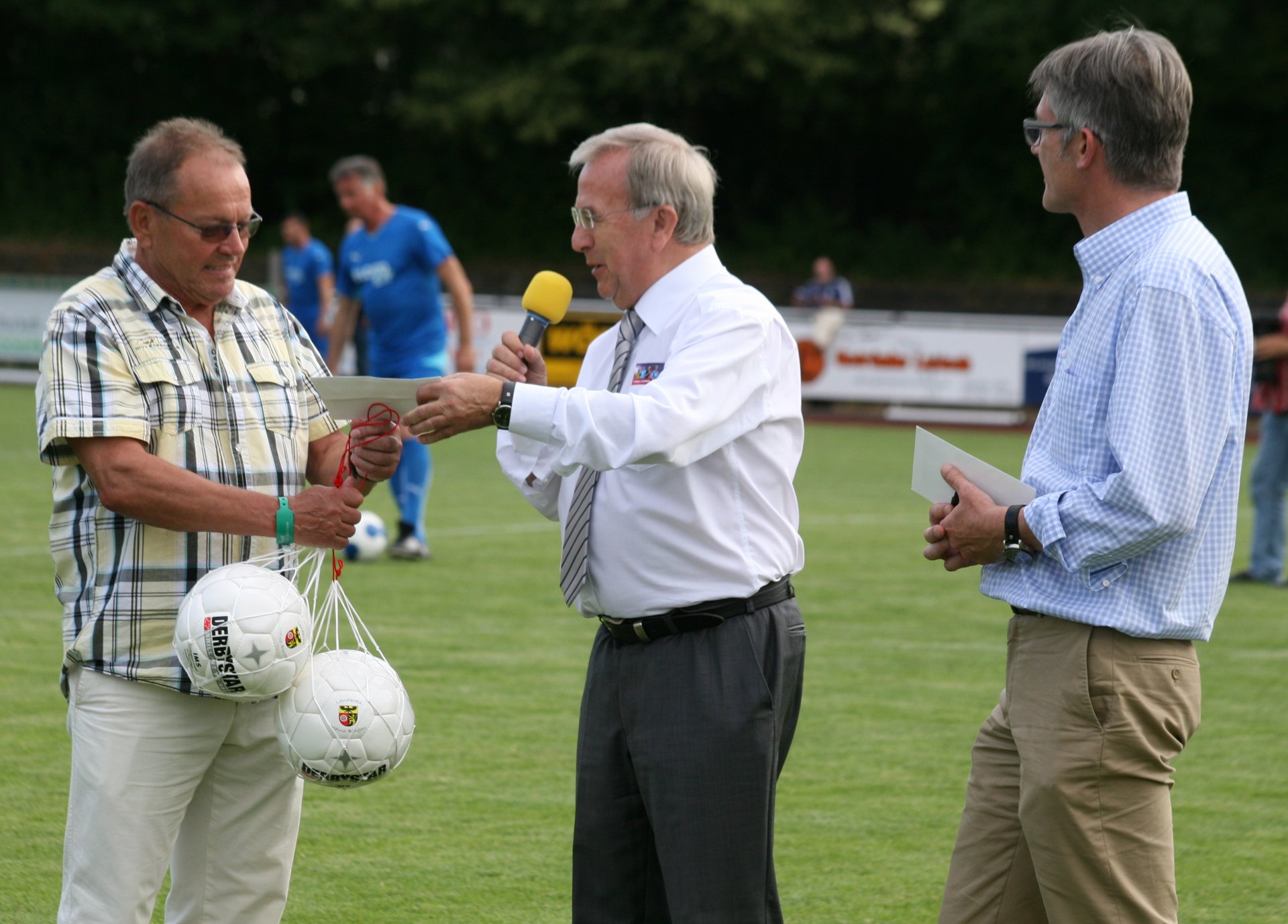 Auch die öffentliche Hand beteiligte sich am Benefizabend: TSV-Vorsitzender Reinhold Münzenberger (l.) nimmt die Schecks und das Ballgeschenk von Landrat Claus Schick und VG-Bürgermeister Ralph Spiegler entgegen.