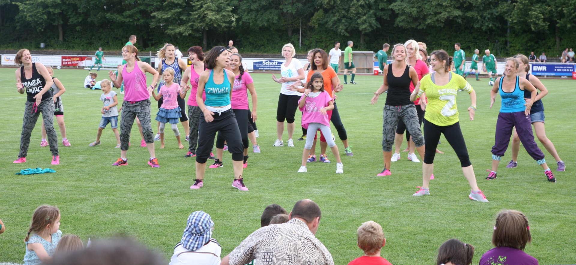 Im Rahmenprogramm zeigte die TSV-Zumba-Gruppe auf dem Rasen ihre Kunst.