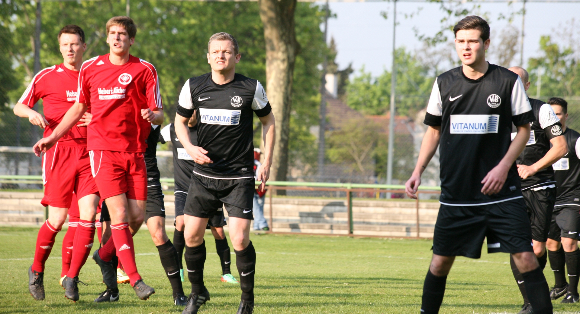 Die angreifenden Weisenauer Christoph Kleber und Benedikt Arndt sowie die verteidigenden VfBler Dennis Hassemer und Christian Toplek (v.l.) erwarten einen Weisenauer Eckball.