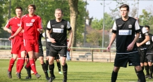 Die angreifenden Weisenauer Christoph Kleber und Benedikt Arndt sowie die verteidigenden VfBler Dennis Hassemer und Christian Toplek (v.l.) erwarten einen Weisenauer Eckball.