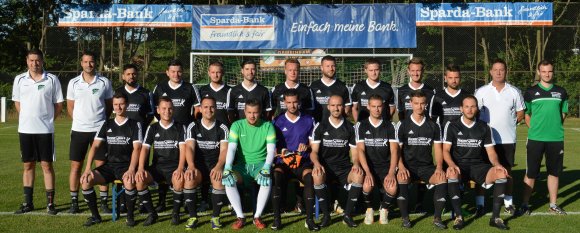 Die Mannschaft des TSV Schornsheim. Hinten (v. l.): Kotrainer Christopher Graffe, Trainer Marvin Dollmann, Feridun Yesilöz, Bernd Fiedler, Artur Wolf, Dennis Hartnagel, Patrick Hollerbach, Tobias Binder, Maurice Denz, Paul Wolf, Daniel Hildebrand, Torwarttrainer Thomas Berkes, Torwarttrainer Frederic Gruschwitz: vorne (v.l.): Sebastian Linnenbach, Kevin Gauer, Andreas Ebling, Timo BerkesStefan Meffert, Arber Sadiku, Michael Menger, Eduard Wolf, Florian Sprenger.