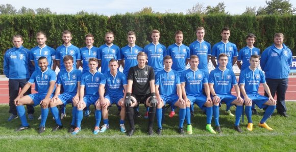Nicht ganz aktuell ist dieses Mannschaftsbild des TSV Gau-Odernheim. Doch es gab keine gravierenden Änderungen im Kader. Hier präsentieren sich hinten (v.l.) Trainer Sascha Groß, Christian Stegmaier, Lukas Knell, Jochen Koch, Timo Schey, Niklas Jene, Felix Häfner, Marco Heinz (mittlerweile TuS Biebelnheim), Marc Stephan, Sascha Nehrbaß, Co-Trainer Christoph Hartmüller, Betreuer Andreas Riedel; vorne (v.l.): Ali Bülbül, Simon Kustan, Bendikt Knodt, Marcel Porth, Daniel Diel, Marek Gröhl, Philipp Langer, Paul Höhn, Damian Szymkow.  Es fehlen Joscha Gaedigk, Peter Merz, Leon Reuter, David Gaedigk, Elias Schittenhelm und Alexander Gabrielow.