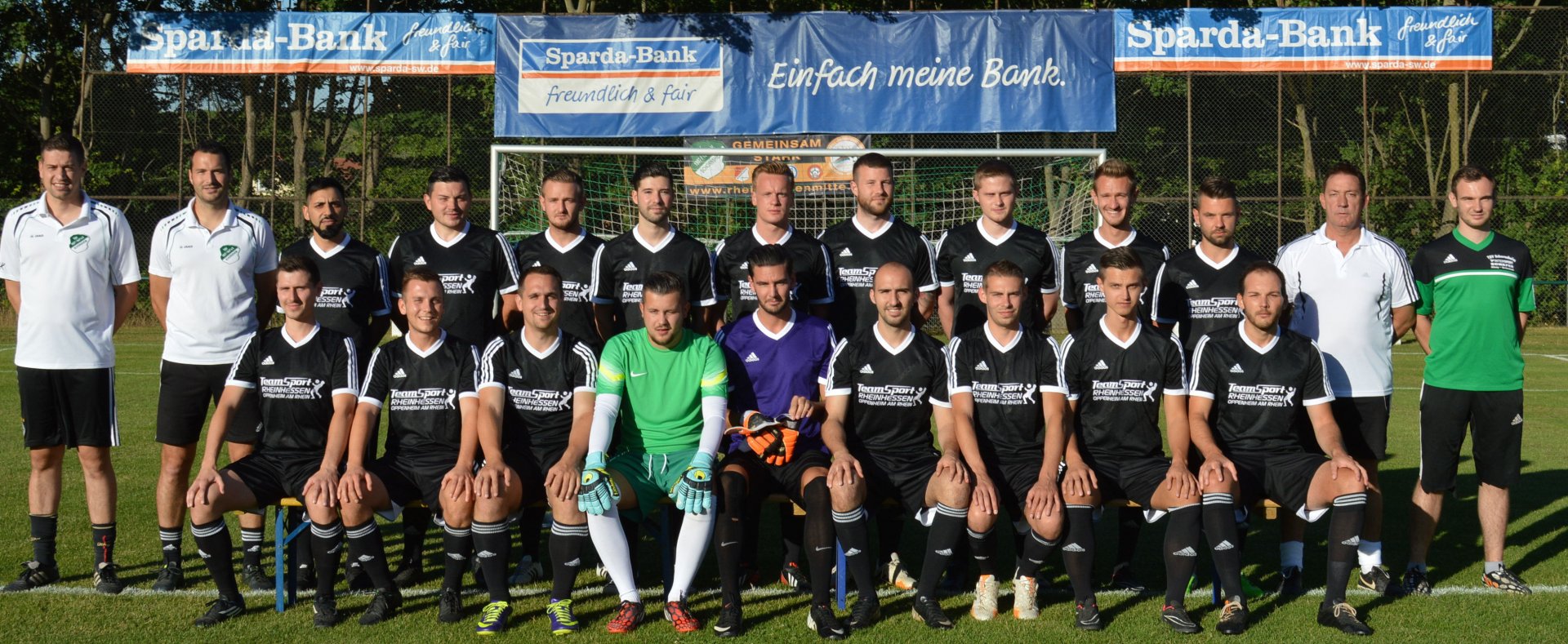 Die Mannschaft des TSV Schornsheim. Hinten (v. l.): Kotrainer Christopher Graffe, Trainer Marvin Dollmann, Feridun Yesilöz, Bernd Fiedler, Artur Wolf, Dennis Hartnagel, Patrick Hollerbach, Tobias Binder, Maurice Denz, Paul Wolf, Daniel Hildebrand, Torwarttrainer Thomas Berkes, Torwarttrainer Frederic Gruschwitz: vorne (v.l.): Sebastian Linnenbach, Kevin Gauer, Andreas Ebling, Timo BerkesStefan Meffert, Arber Sadiku, Michael Menger, Eduard Wolf, Florian Sprenger. | TSV Schornsheim