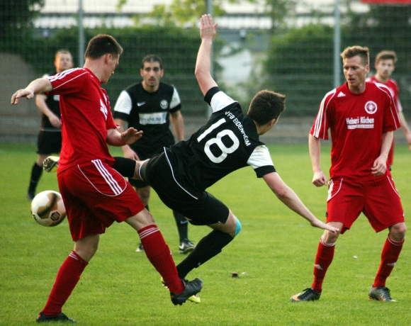 VfB-Stürmer Norman Loos hatte am Derby nicht viel Freude. Die SVW-Defensive ließ kaum Anspiele zu.