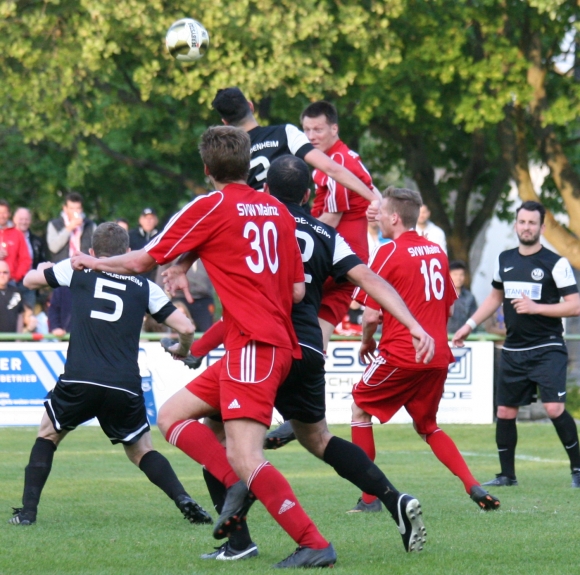 Bei der Kopfballhoheit waren die Verteidiger (Mitte: Beybal Yuvanc und Christoph Kleber) den Angreifern haushoch überlegen.