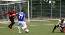 Den kann Sedat Cicek nicht auslassen: Der SKC-Stürmer hat Andreas Ludwig (r.) den Ball abgeknöpft und steht somit frei vor Fontana-Torwart Djamel Yahalali. Das war beim 3:8 (2:3) der 1:1-Ausgleich.