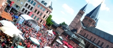 Der Dom wackelte zwar nicht, aber bisweilen erbebte er angesichts der Jubelstürme, mit denen die Fans des FSV Mainz 05 ihre Kicker beim Sommerfest des Vereins auf dem Marktplatz begrüßten.