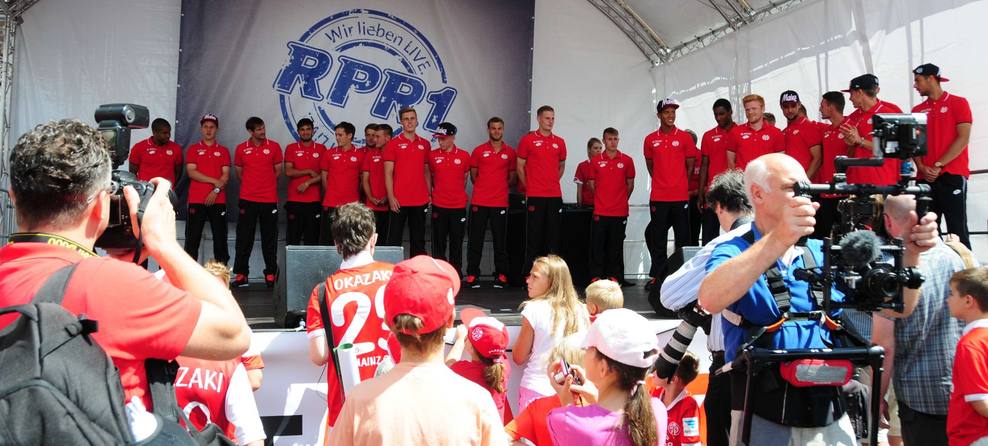 Die ersten, die abgefeiert wurden, waren die Spieler und Betreuer der U23 – und das völlig zu Recht: Immerhin hatten sie am Samstag zum Auftakt der Drittligasaison beim nur knapp am Zweitligaaufstieg gescheiterten Vorjahresdritten Holstein Kiel einen fulminanten 4:0-Sieg gefeiert...