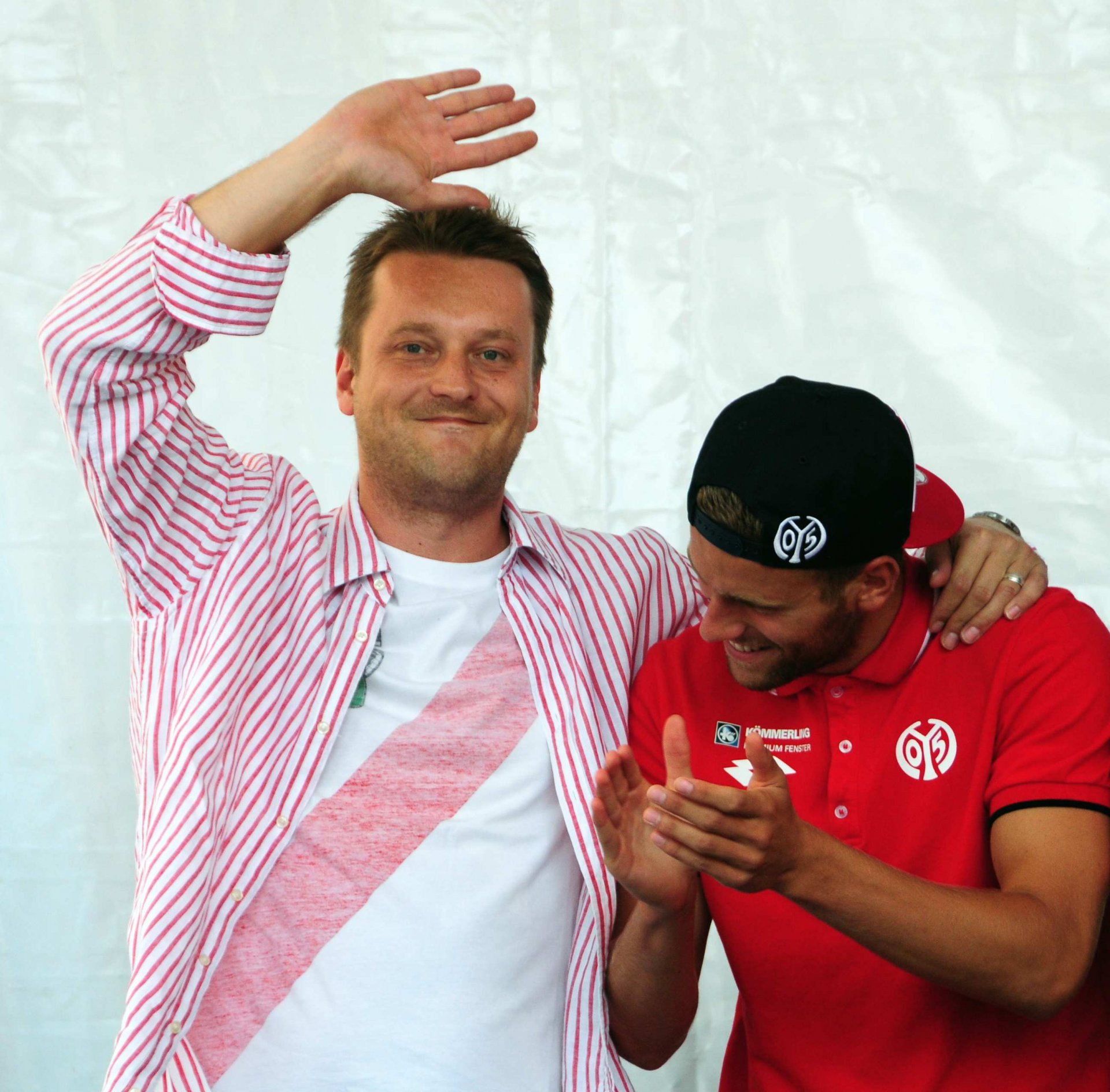 ...ein Erfolg, den Teammanager Darius Salbert mit einem dreifach donnernden Helau zu feiern scheint, was wiederum dem dreifachen Torschützen Lucas Höler viel Spaß bereitet.