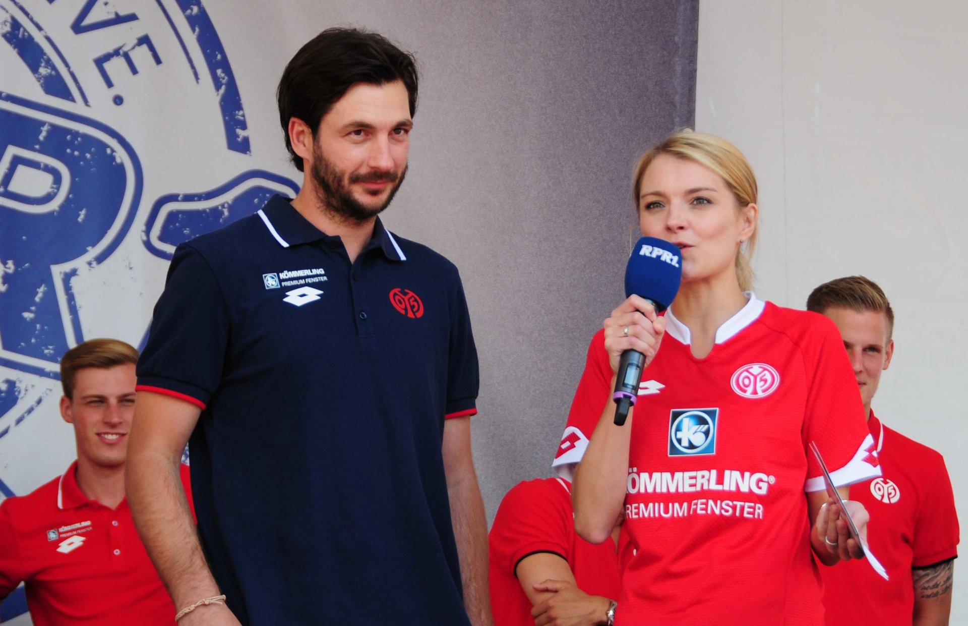 Sandro Schwarz schüttete allerdings Wasser in den Wein: „Die Jungs müssen sich aber daran gewöhnen, dass wir nicht nach jeden 4:0-Sieg in die Stadt fahren und 5000 Fans hier sind...“, sagte der Trainer.