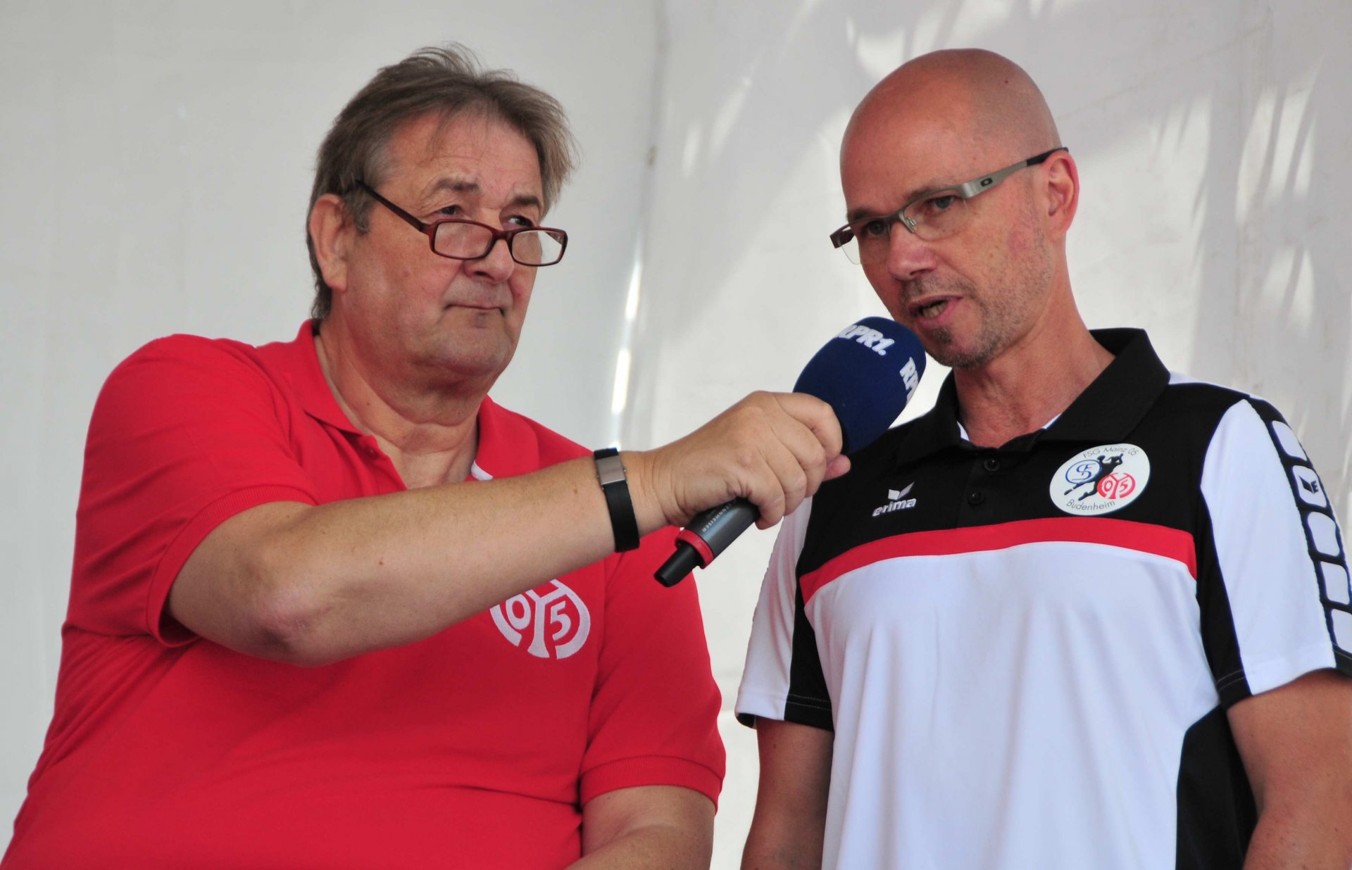 …mit ihrem Trainer André Sikora-Schermuly (r., neben Stadionsprecher Klaus Hafner). Vormerken: Am 29. August empfangen die „Dynamites“ zum Testspiel den Deutschen Meister Thüringer HC mit der ehemaligen 05-Kreisläuferin Meike Schmelzer.