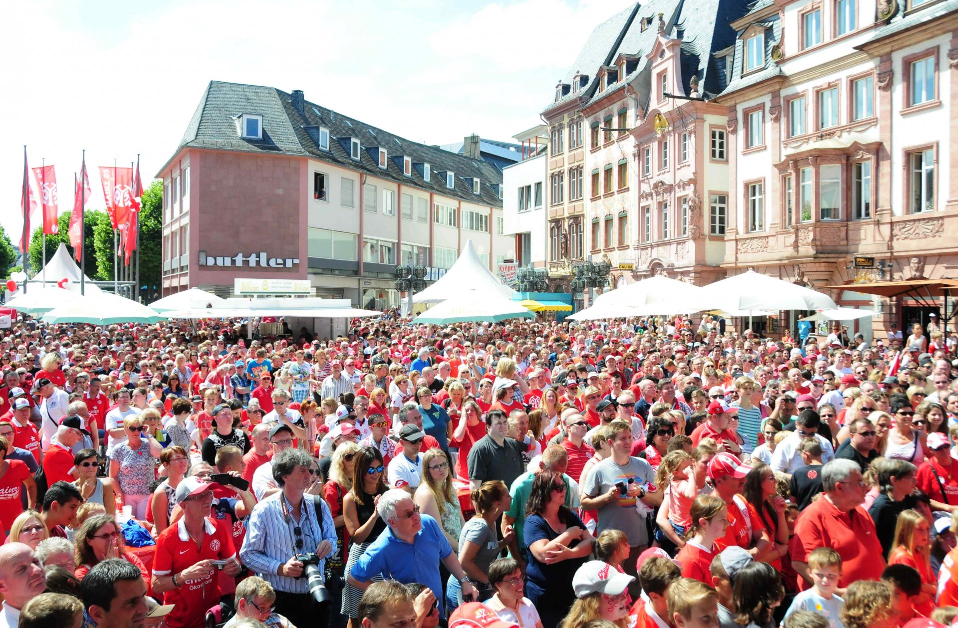 Für einen Moment drohte die gute Stimmung durch aggressive Zwischentöne gestört zu werden. Zuschauer auf den Sitzbänken in den vorderen Reihen waren genervt von jenen, die später gekommen waren, aber sich einfach auf den freien Platz vor der Bühne stellten und damit den Sitzenden die Sicht versperrten. Die Lage entspannte sich aber wieder.