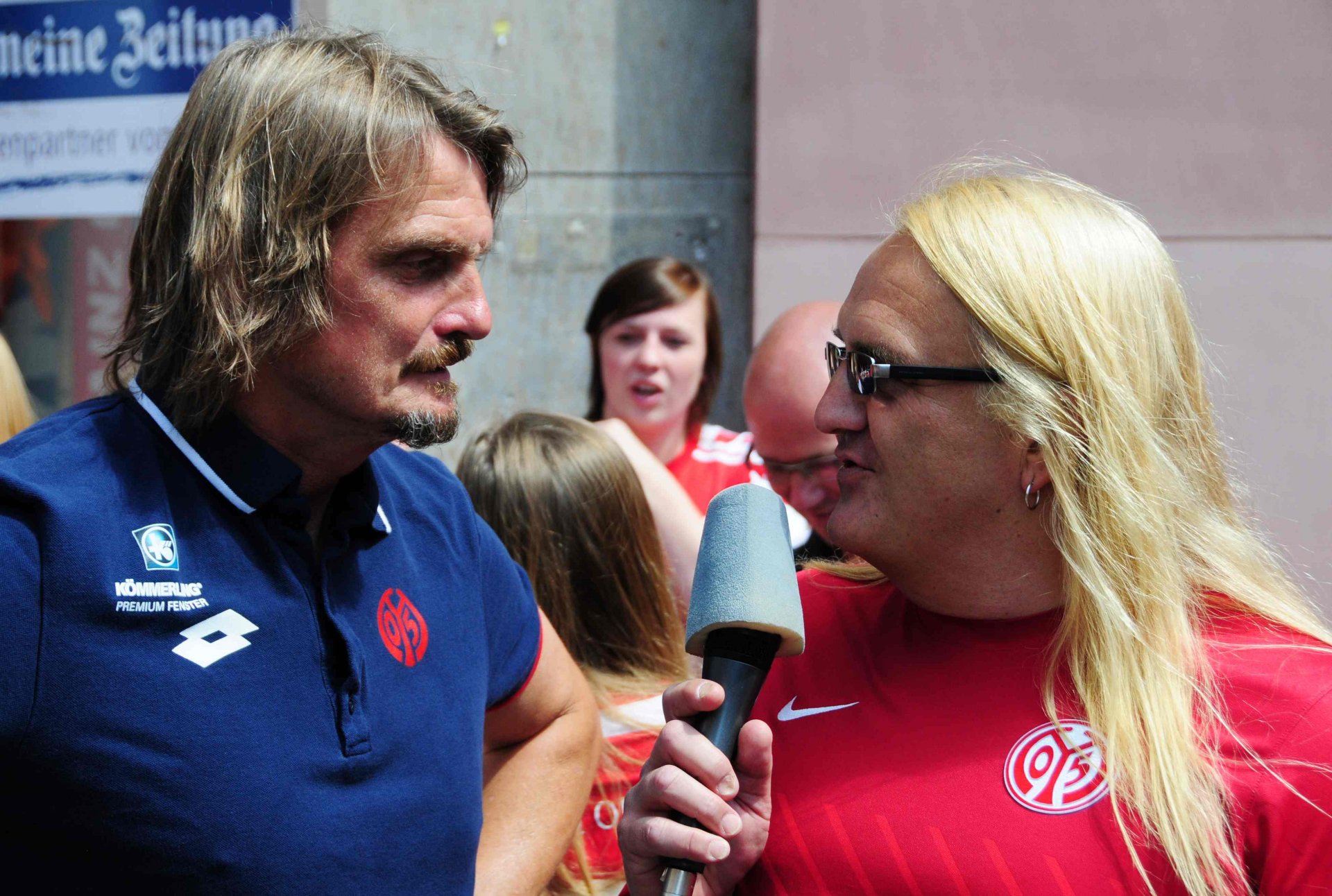 Hat auch auf die dümmsten Fragen immer eine Antwort parat: 05-Torwartlegende Stephan Kuhnert im Gespräch mit dem Mainzer Komödianten Sven Hieronymus.