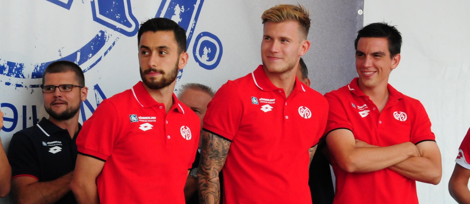 Die Mannschaft kam schubweise auf die Bühne: zunächst die „Altgedienten“ wie Yunus Malli, Loris Karius und Christoph Moritz…