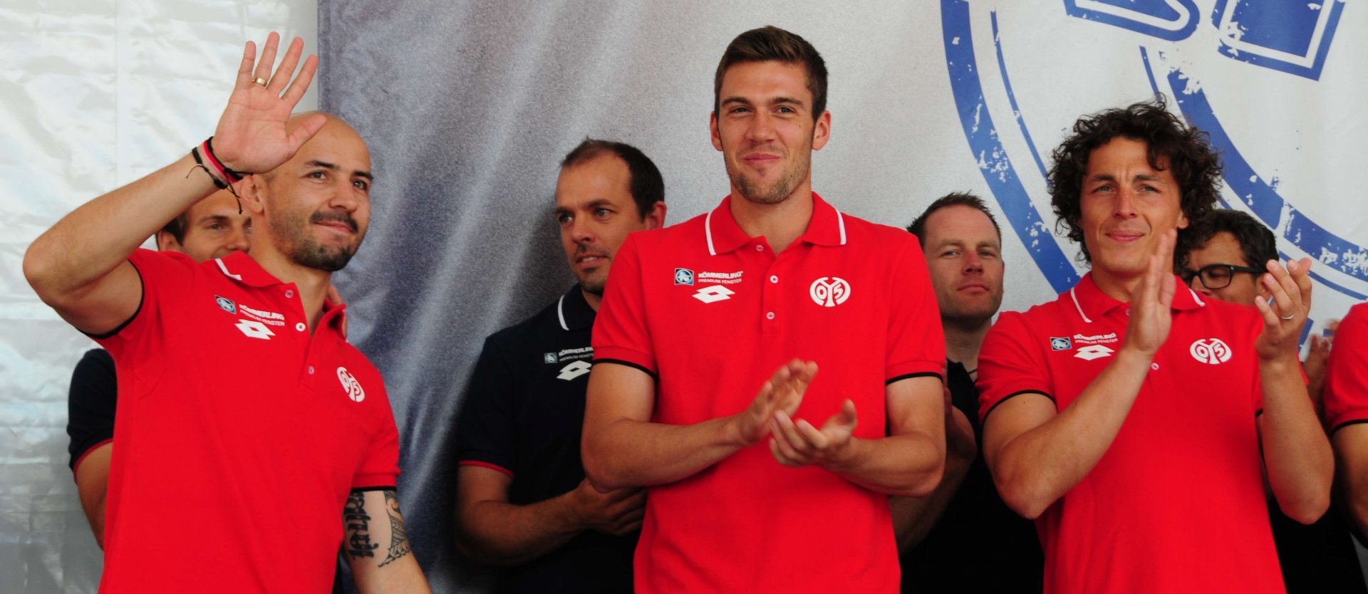 …Elkin Soto (hier mit Stefan Bell und Julian Baumgartlinger), dessen Erscheinen die größte Begeisterung hervorrief, was den Kolumbianer sichtlich freute.