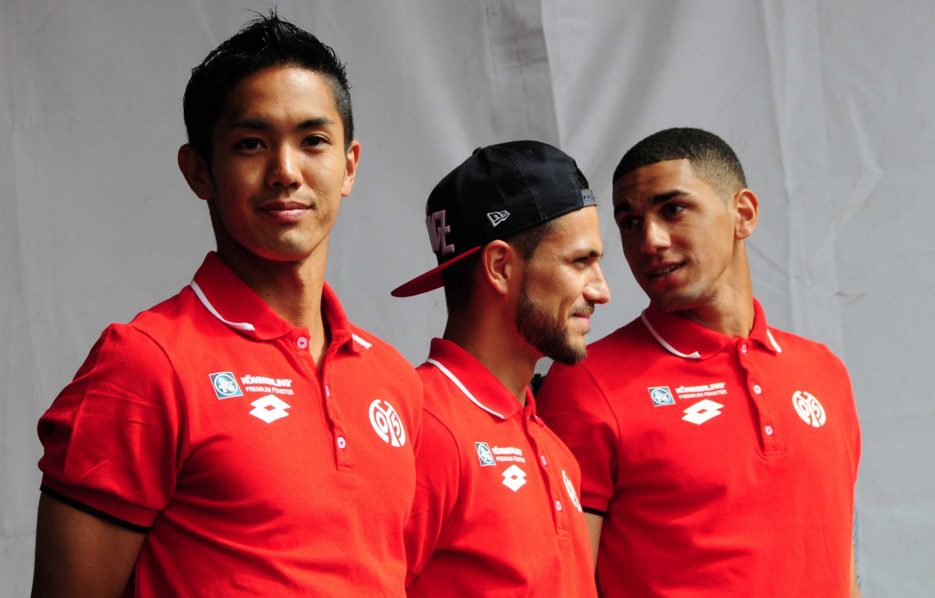 Mit einem Auftritt auf der Bühne - hier Yoshinori Muto, Danny Latza und Leon Balogun - war es nicht getan. Die Kicker mussten auch...