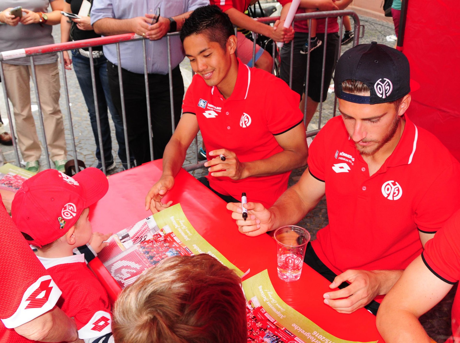 ...Autogramme schreiben.