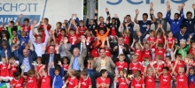 Start in das Fußballcamp des TSV Schott mit Prominenz aus Politik und besonderen Teilnehmern: Erstmals erhalten in diesem Jahr Flüchtlingskinder Gelegenheit, kostenlos an den Trainingseinheiten teilzunehmen.