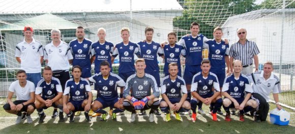 Das Aufgebot des SV Gimbsheim. Hinten (v.l.) Betreuer Kevin Siebert, Betreuer Thomas Naab, Kotrainer Haciömer Yildiz, Lars Heinevetter, Florian Kölsch, Jens Schniering, Sascha Ben Omrane, Damir Schwind, Nico Marquardt, Sponsor Dieter Mahlerwein. Vorne: Bilal Yildiz, Patrick Heinevetter, Hidyit Yildiz, Sener Güler, Yannick Selzer, Trainer Dennis Seyfert, Oliver Spies, Carsten Dzaack, Betreuer Ronny Schwindt. Es fehlen Alexander Graf, Tuncay Karaoglu und Torwarttrainer Christopher Hornischer.