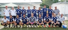 Das Aufgebot des SV Gimbsheim. Hinten (v.l.) Betreuer Kevin Siebert, Betreuer Thomas Naab, Kotrainer Haciömer Yildiz, Lars Heinevetter, Florian Kölsch, Jens Schniering, Sascha Ben Omrane, Damir Schwind, Nico Marquardt, Sponsor Dieter Mahlerwein. Vorne: Bilal Yildiz, Patrick Heinevetter, Hidyit Yildiz, Sener Güler, Yannick Selzer, Trainer Dennis Seyfert, Oliver Spies, Carsten Dzaack, Betreuer Ronny Schwindt. Es fehlen Alexander Graf, Tuncay Karaoglu und Torwarttrainer Christopher Hornischer.