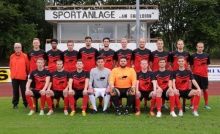 Der Kader des FSV Nieder-Olm, hinten v.l.: Trainer Wolfgang Hammer, Oliver Zeringer, Arian Tavakoli, Rico Kreutzer, Rawas Kaoshnav, Julian Rappold, Kai Gerstel, Felix Widmer, Matthias Cygon, Kai Zundel, Oliver Speth. Vorne v.l.: Lukas Zimmermann, Michael Küchenmeister, Vladimir Tislenko, Paul Simon, Tim Köhler, Daniel Simon, Adrian Ossen, Christian Jedek.