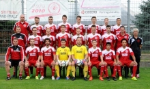 Der Kader der SVW Mainz. Oben (v.l.): Fred Orf, Antonio Quint Villa, Pascal Kalbfuß, Thorsten Kleber, Marcel Ruml, Jonas Kleinschmitt, Thomas Burak, Soufiane Lagrini. Mitte: Kotrainer Denis Wetz, Mathias Winceck, Sebastian Popp, Benedikt Arndt, Leon Porsch, Christoph Kleber, Daniel Richter, Jockel Becker (Sportlicher Leiter), Emil Poller (Betreuer). Unten: Trainer Bert Balte, Claudius Neuser, Jan Stützel, Patrick Landersheim, Axel Schulze, Edin Beslic, Dennis De Sousa Oelsner, Adem Kaya. Es fehlen Clinton Onyejekwe, Nico Huber, Max Sutor, Patrick Menges, Pascal Ries, Jonas Eichbladt, Florian Mager, Jan Leigart.