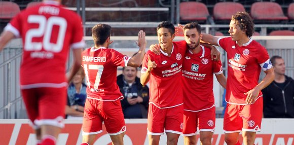 Das jat gepasst: Yoshinori Muto (M.) hatte Yunus Malli das 1:0 aufgelegt. Julian Baumgartlinger (r.) und Jairo waren die ersten Gratulanten.