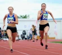 Luise Pecht (l.) und Lea Kahlert wurden am Sonntag mit der 4x400-Meter-Staffel des USC in Nürnberg DM-Vierte. Am Freitag greifen sie in Jena über 4x100 Meter nach einer Medaille.