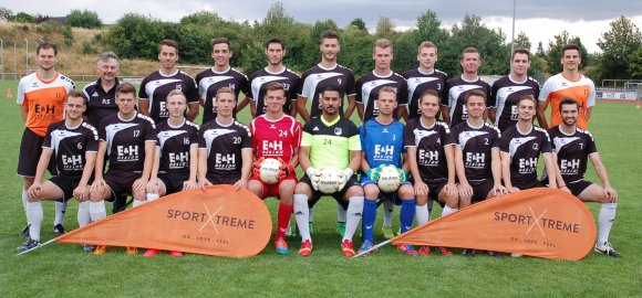 Der Kader des FSV Saulheim. Hinten (v.l.): Spielertrainer Oliver Schmitt, Betreuer Rudi Schmidt, David Sillo, Dennis Dziewior, Jan Kreft, Daniel Weyl, David Reichle, Marc-André Schramm, Simon Schmitt, Benjamin Wolff, Spielertrainer Manuel Helmlinger. Vorne:  Niklas Kliem, Andreas Ivens, Fabian Speth, Leonidas Hasselwander, Jannik Reinländer, Murat Acar, Simon Müller, Denis Scharffe, Pascal Neubauer, Mario Helmlinger, Florian Vogelsang.