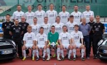 Das Aufgebot der TSV Zornheim: Hinten (v.l.): Timo Tautenhahn, Marius Schwank, Moritz Hedderich, Max Darmstadt, Fabian Tautenhahn, Simon Melles, Florian Marschall. Mitte: Trainer Marco Tautenhahn, Torwarttrainer Thomas Schuhmacher, Kotrainer Florian Merchel, Nico Lang, Nils Horn, Jonas Johannides, Alessio Capello, Sportwart Rüdiger Asmussen, Physiotherapeut Leif Wohn, Betreuer Marcel Weissner. Vorne: Niklas Winkler, Antonio Agati, Christopher Louis, Uli Henss, Johannes Schwank.