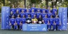  Der Kader der TSG Bretzzenheim 46, hinten (v.l.): Matthias Etteldorf, Dennis Ohlef, Julian Jaroszewski, Sascha Szep, Simon Höss, Tommy Tummers, Felix Rentschler, Patric Komforth, Markus Wrobel. Mitte: Simon Helbig (Co-Trainer), Sebastian Schmidt (TW-Trainer), Konrad Maxeiner, Leon Eden, Alexander Rimoldi, Marcus Nungesser, Timm Köberich, Christopher Brüschke, Trainer Timo Schmidt. Vorne: Eugen Werz, Moritz Lang, David Rau, Benedikt Moritz, Alexander Merz, Christian Wölfelschneider, Robert Peters, Nils Krämer, Ruben Grundei.