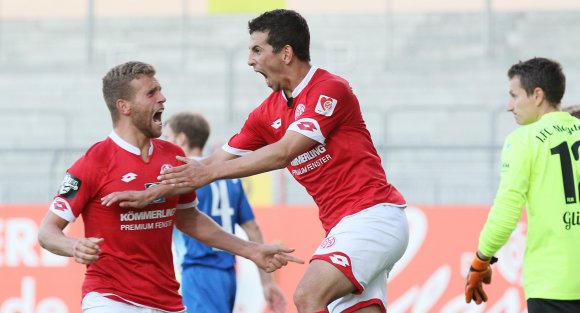 Wer schreit hier wen an? Julian Derstroff (M.) hat soeben das 2:2 erzielt, Lucas Höler (l.) freut sich mit ihm.