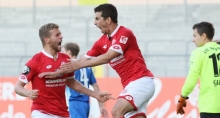 Wer schreit hier wen an? Julian Derstroff (M.) hat soeben das 2:2 erzielt, Lucas Höler (l.) freut sich mit ihm.