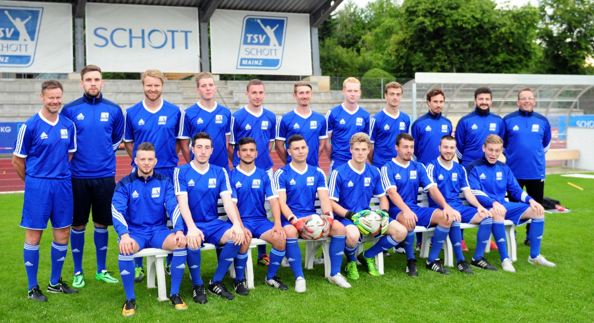 Der Kader des TSV Schott Mainz II, hinten (v.l.): Trainer Patrick Bieger, Pascal Janke, Dennis Engel, Paul Schmidt, Christopher Diederich, Felix „Max“ Liebermann, Nils Fischer, Daniel Wolf, Vincent Poloczek, Adem Yilmaz, Kotrainer Michael Horn. Vorne, v.l.: Nils Roethle, Florian Weissgerber, Eren Tas, Marco Günther, Marcel Scheen, Tobias Beck, Yannik Loos, Till Peky.