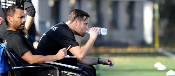 Ein Prost auf uns: Trainer Thomas Eberhardt (r.) und sein Kotrainer Daniel Kittl stehen mit ihrer umgekrempelten Mannschaft vor einem Aufbruch ins Ungewisse. Zum Auftakt tritt die durch die Hintertür in der Verbandsliga gebliebene Fortuna beim Vorjahresduellanten SG Rieschweiler an.