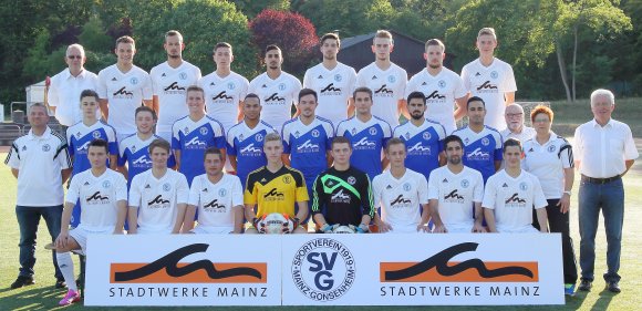 Der Kader und die Funktionäre des SV Gonsenheim, hinten v.l.: Joachim Mayer (Vorsitzender), Andreas Klapper, Nico Tasch, Jannik Kern, Mustafa Yilmaz, Jonas Raltschitsch, Yannik Wex, Jan Itjeshorst, Robin Lehmann. Mitte v.l.: Trainer Jörg Jansohn, Jonas Hofmann, Maxim Bujnov, Lucas Ring, Mauzinho Albino, Marc Beck, Maximilian Kimnach, Stefano Pennella, Kotrainer Babak Keyhanfar, Hans Walter Sans (Zweiter Vorsitzender), Bettina Stritter (Betreuerin), Horst Hensel (Schriftführer). Vorne v.l.: Lukas Harden, Nils Letz, Kevin Gsimbsl, Kevin Darmstädter, Fabio Milica, Elias Matzon, Balcan Sari, Celil Cetinkaya. Es fehlen: Dennis Wilhelm, Cüneyt Eren, Manager Frank Specht, Torwarttrainer Horst Hennig und Betreuer Zeki Erarslan.