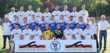 Der Kader und die Funktionäre des SV Gonsenheim, hinten v.l.: Joachim Mayer (Vorsitzender), Andreas Klapper, Nico Tasch, Jannik Kern, Mustafa Yilmaz, Jonas Raltschitsch, Yannik Wex, Jan Itjeshorst, Robin Lehmann. Mitte v.l.: Trainer Jörg Jansohn, Jonas Hofmann, Maxim Bujnov, Lucas Ring, Mauzinho Albino, Marc Beck, Maximilian Kimnach, Stefano Pennella, Kotrainer Babak Keyhanfar, Hans Walter Sans (Zweiter Vorsitzender), Bettina Stritter (Betreuerin), Horst Hensel (Schriftführer). Vorne v.l.: Lukas Harden, Nils Letz, Kevin Gsimbsl, Kevin Darmstädter, Fabio Milica, Elias Matzon, Balcan Sari, Celil Cetinkaya. Es fehlen: Dennis Wilhelm, Cüneyt Eren, Manager Frank Specht, Torwarttrainer Horst Hennig und Betreuer Zeki Erarslan.